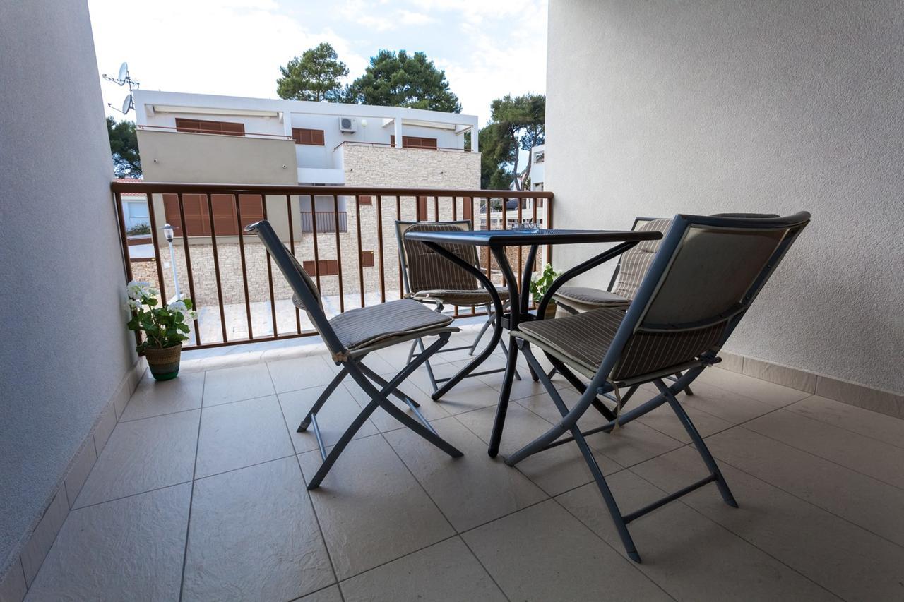 Renata Apartment 2Br, Near Beach Petrcane Eksteriør bilde